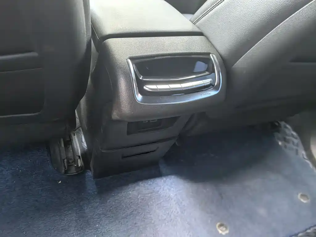 Cadillac XT6 2020 28T мест