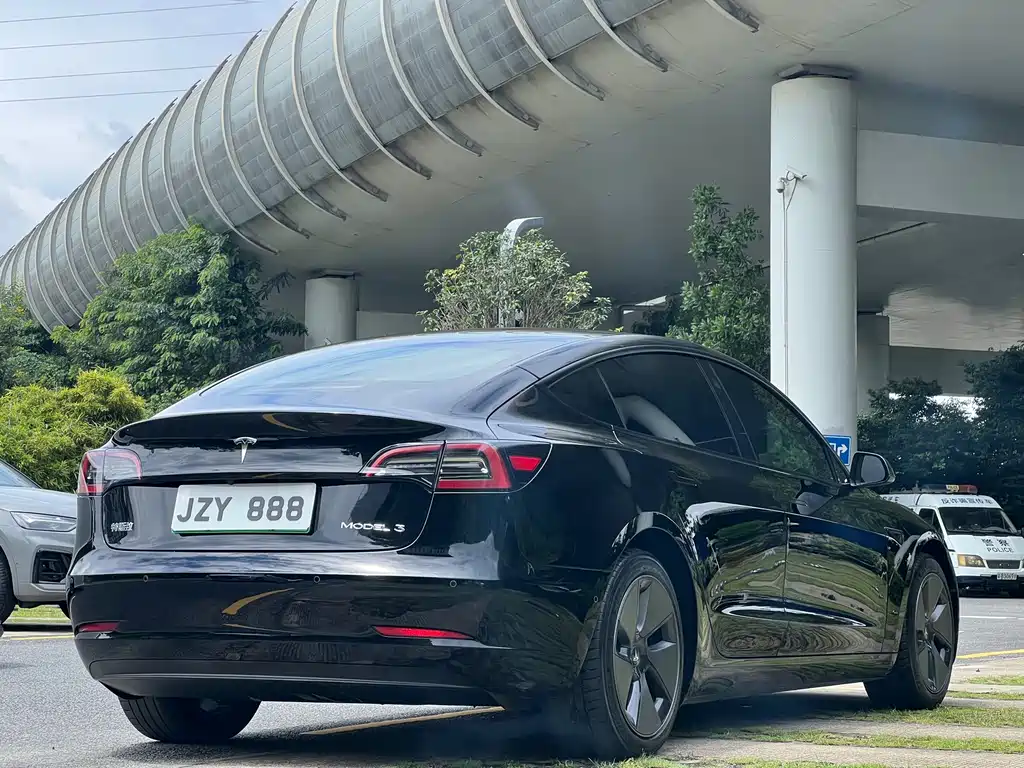 Tesla Model 3 — миниатюра 7