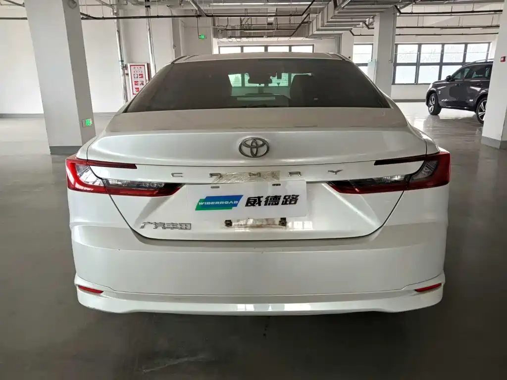 Toyota Camry — миниатюра 5