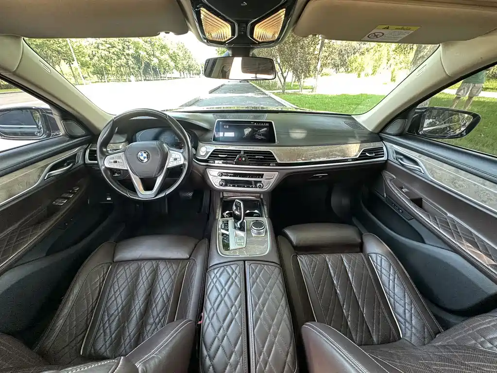 BMW 7 Series — миниатюра 4