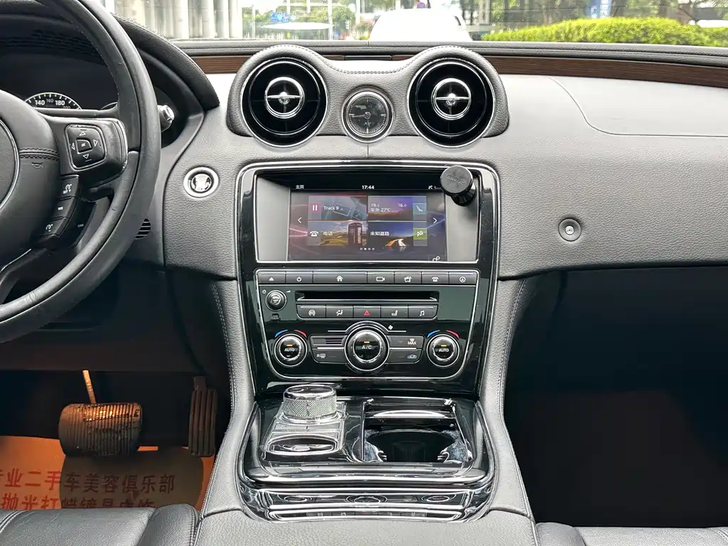 Jaguar XJ — миниатюра 9