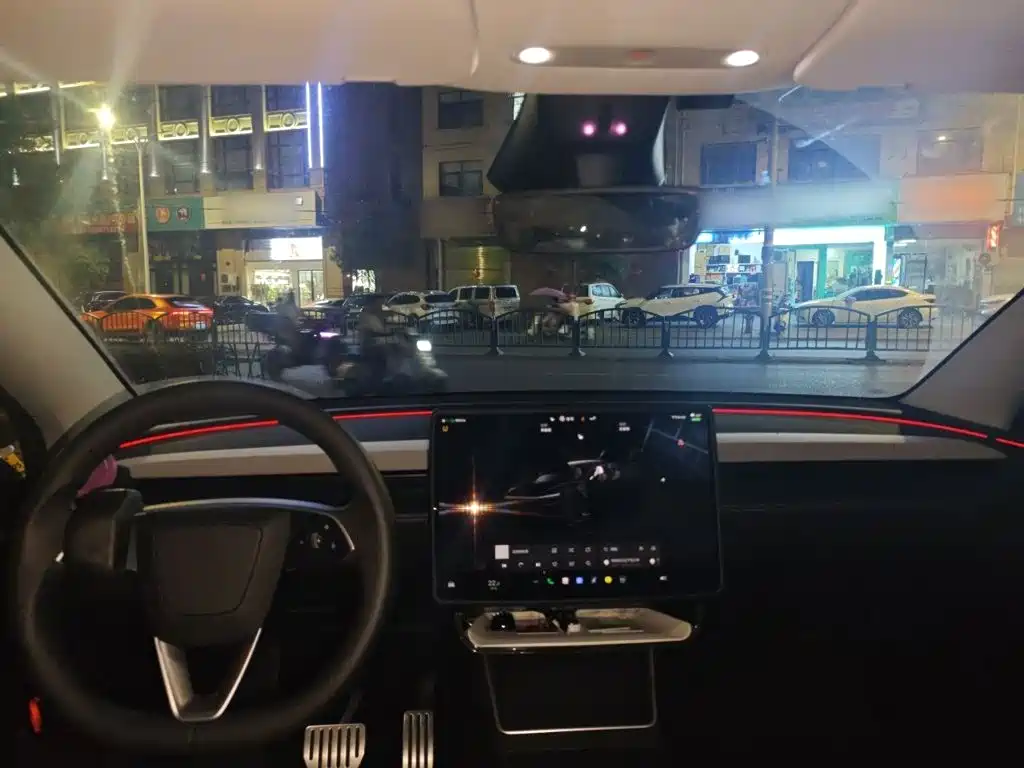 Tesla Model Y — миниатюра 13
