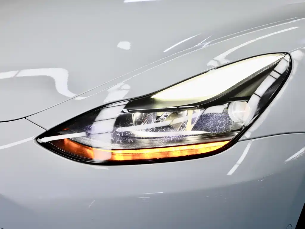 Tesla Model 3 — миниатюра 4