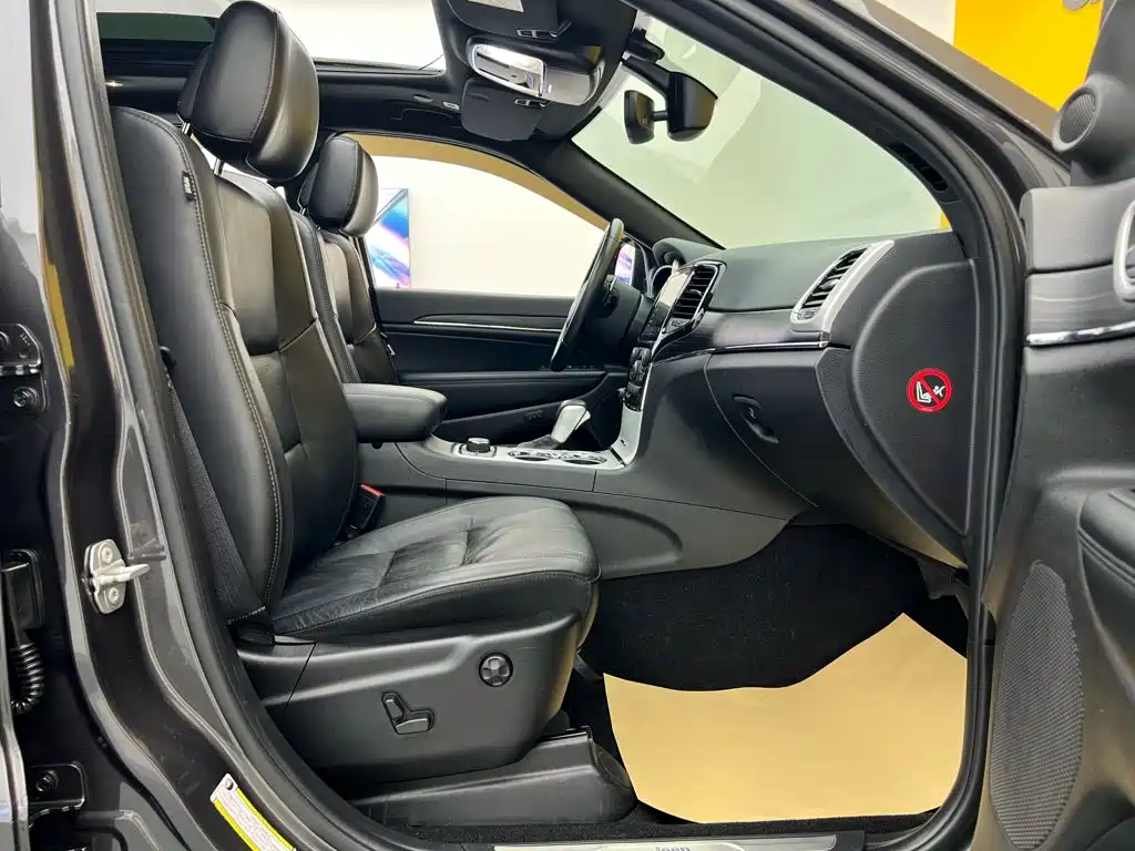Jeep Grand Cherokee (Import) — миниатюра 20