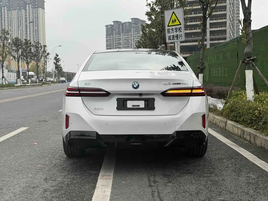 BMW I5