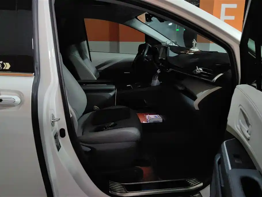 Toyota Granvia 2023 2.5L Luxury