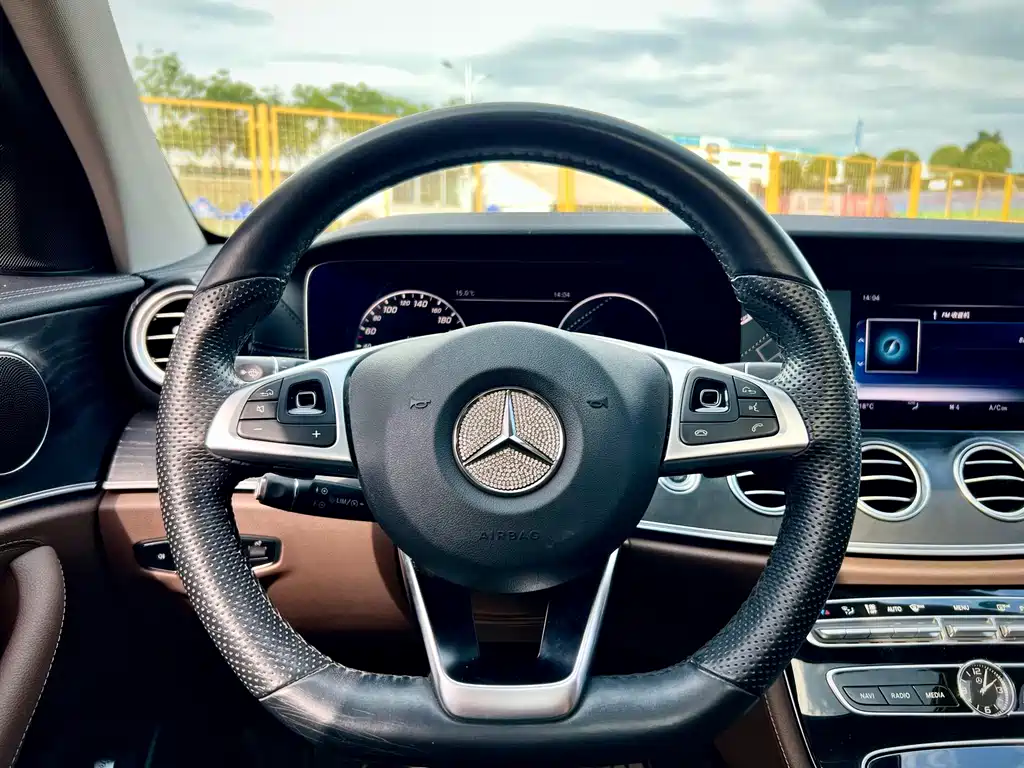 Mercedes-Benz E-Class — миниатюра 12