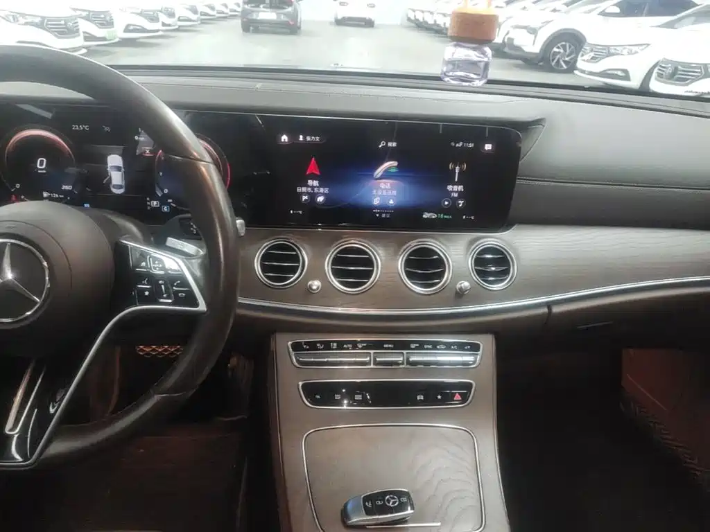 Mercedes-Benz E-Class — миниатюра 13