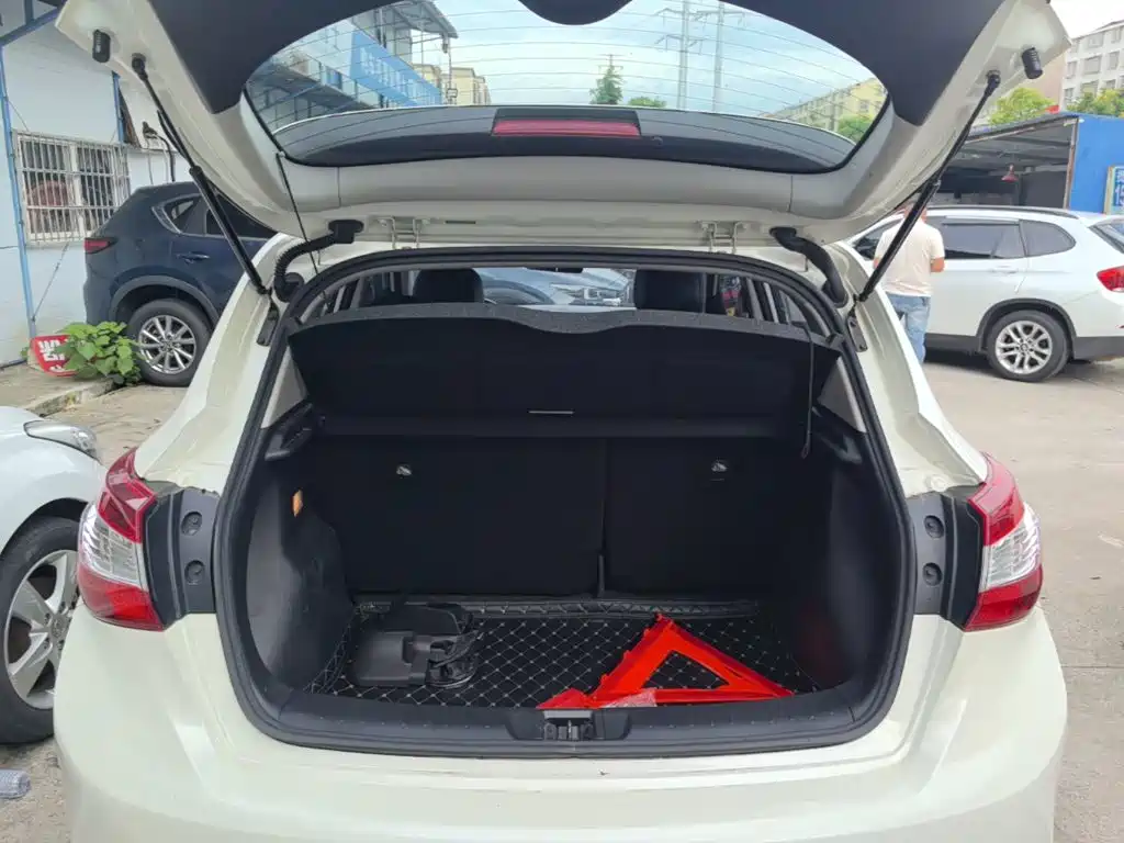 Nissan Tiida — миниатюра 19