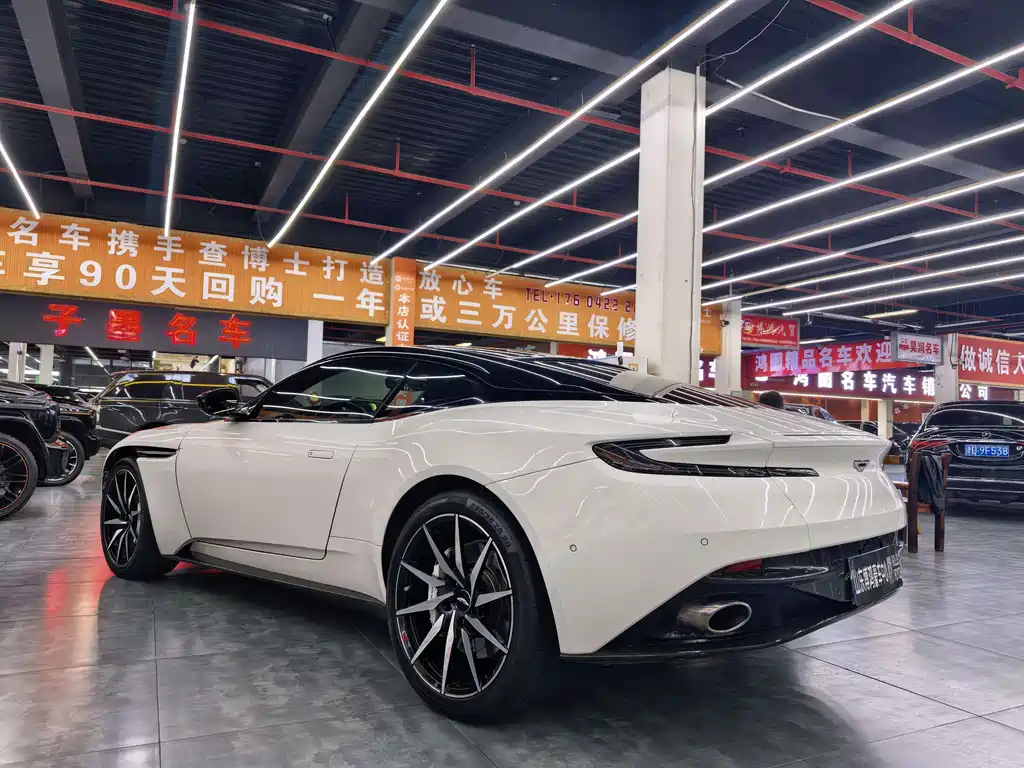 Aston Martin DB11 — миниатюра 14
