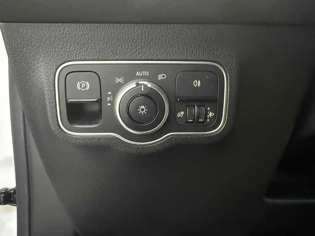 Mercedes-Benz GLB — миниатюра 11