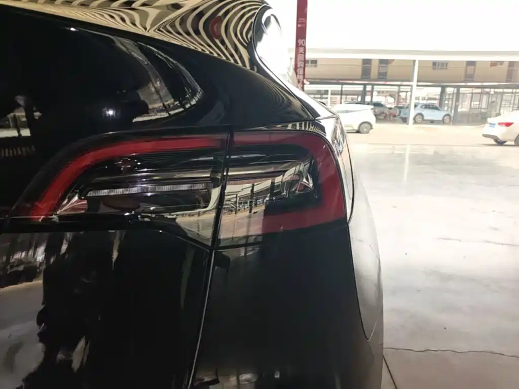 Tesla Model Y — миниатюра 8