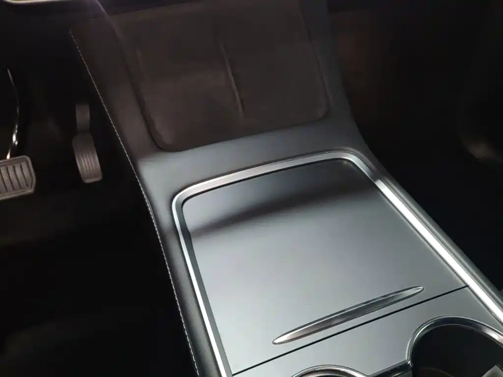 Tesla Model Y — миниатюра 9