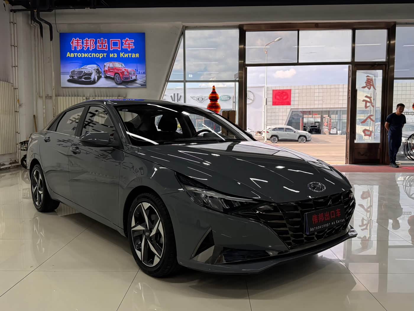 Hyundai Elantra 1.5 л 2023 г. Серебристо-серый, пробег 28000 км