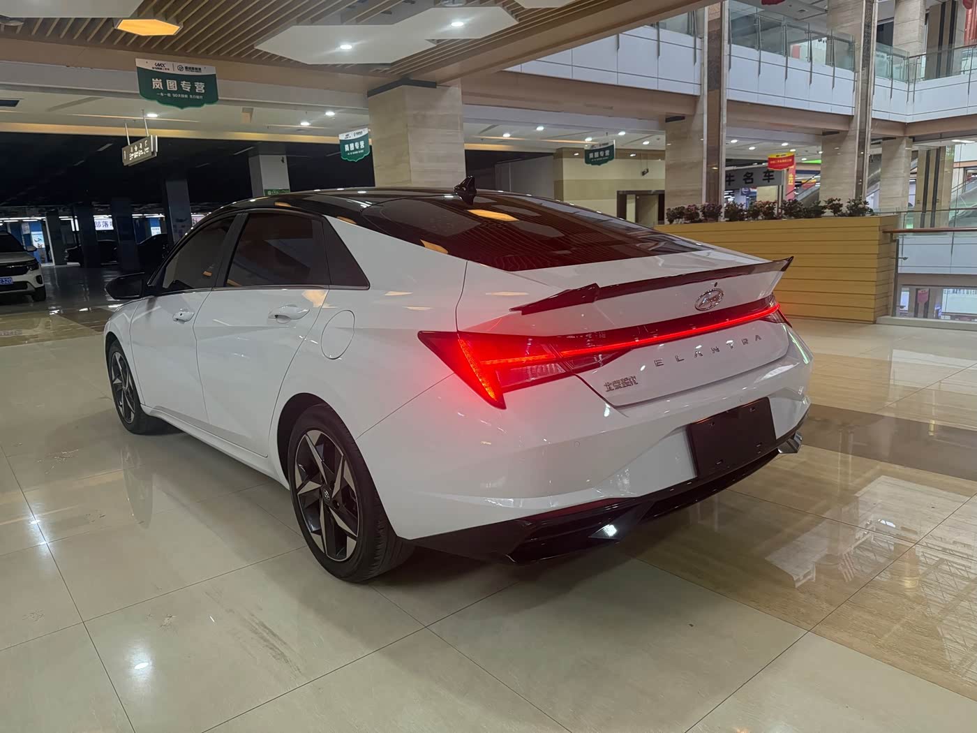 Hyundai Elantra 1.5 л 2022 г. Белый, пробег 38000 км