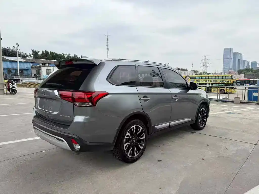 MITSUBISHI OUTLANDER