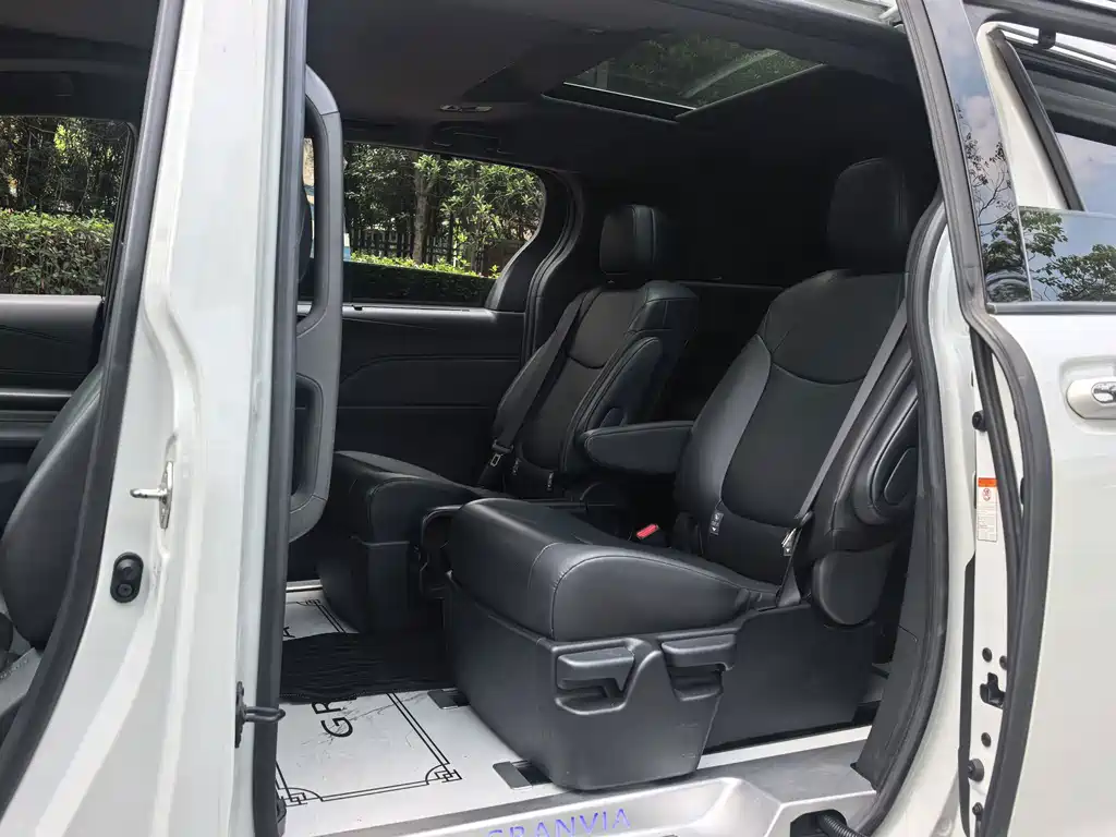 Toyota Granvia — миниатюра 8
