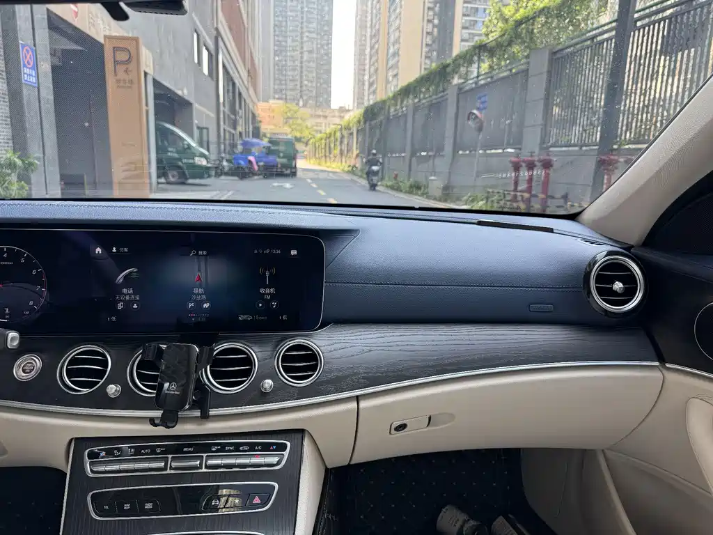 Mercedes-Benz E-Class — миниатюра 14
