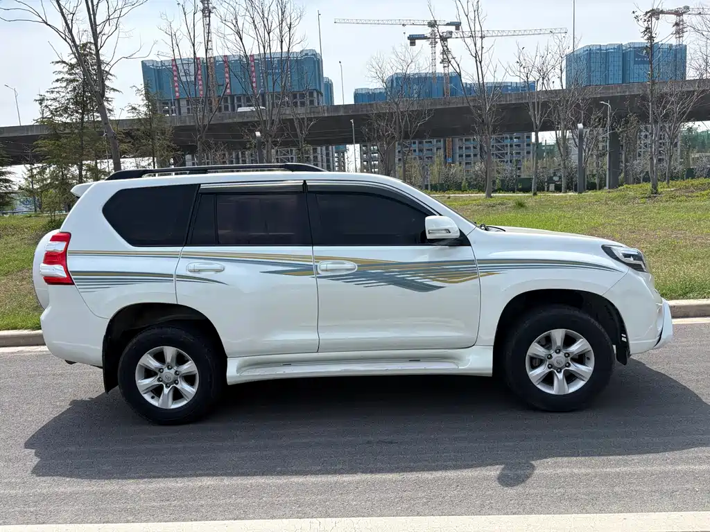Toyota Land Cruiser Prado 2010 2.7L AT Luxury