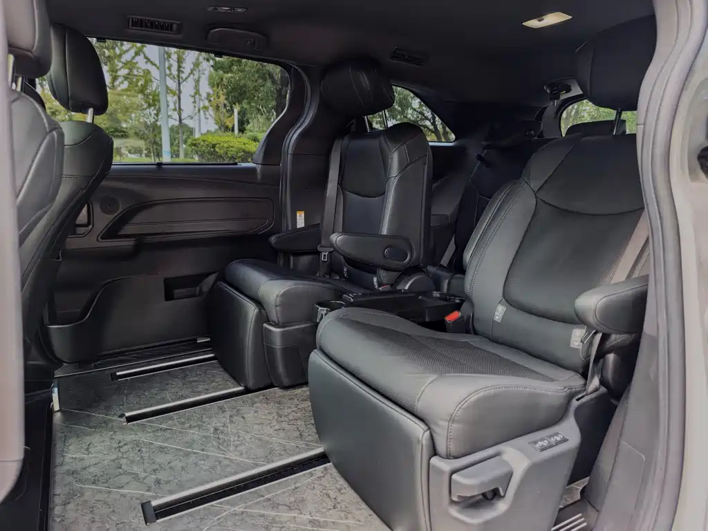 Toyota Sienna — миниатюра 9