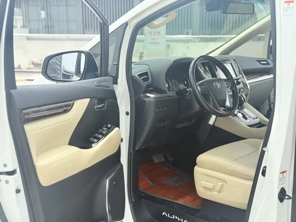 Toyota Alphard — миниатюра 5