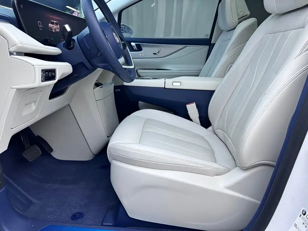 Buick GL8 Hybrid — миниатюра 5
