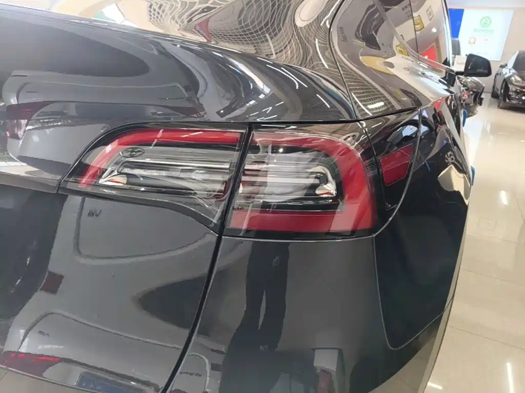 Tesla Model Y — миниатюра 8