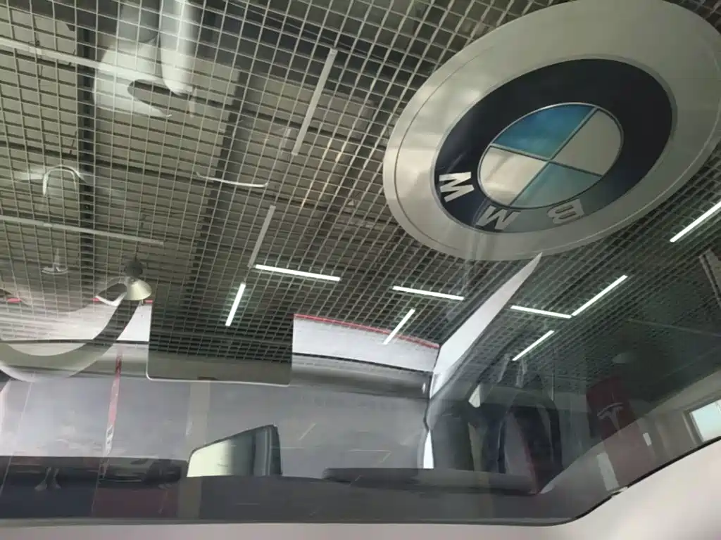 Tesla Model Y — миниатюра 18