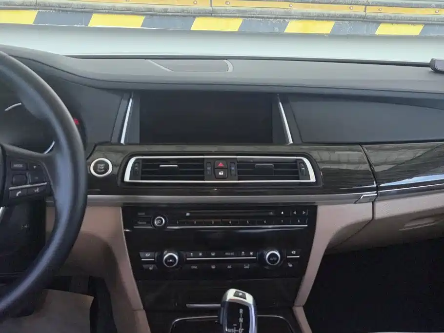 BMW 7 Series — миниатюра 13