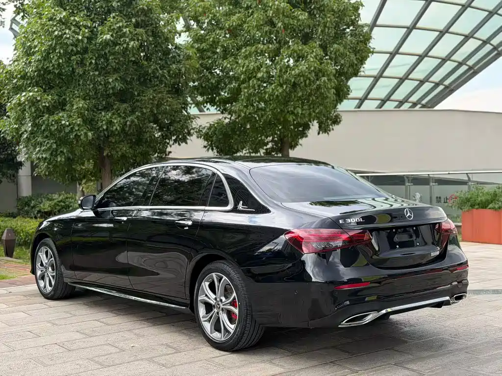 Mercedes-Benz E-Class — миниатюра 9