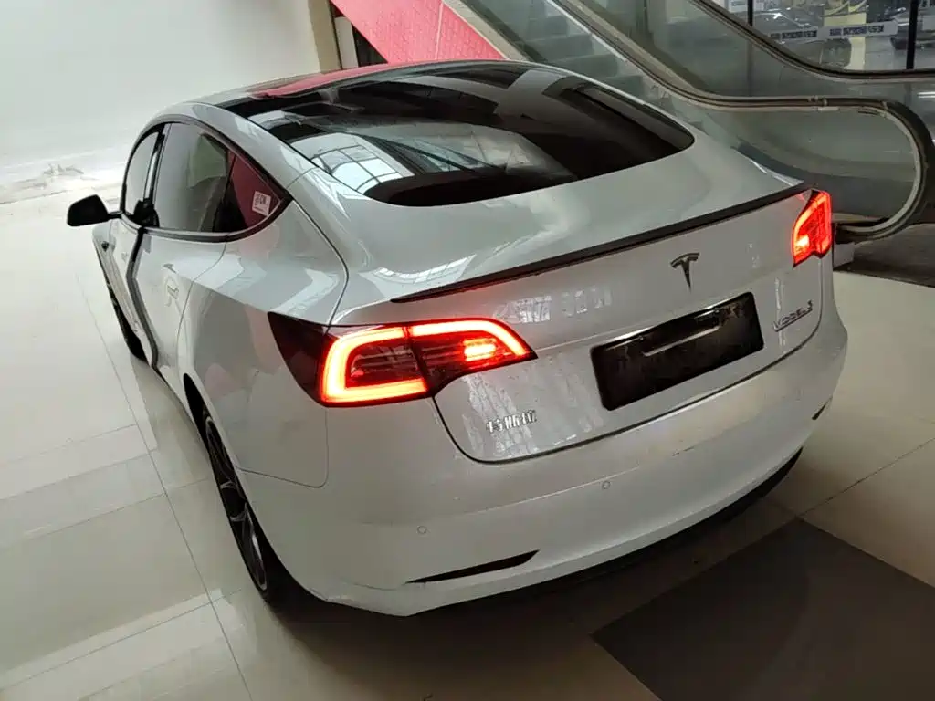 Tesla Model 3 — миниатюра 5