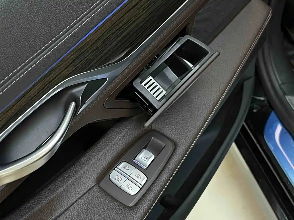 BMW 7 Series — миниатюра 23