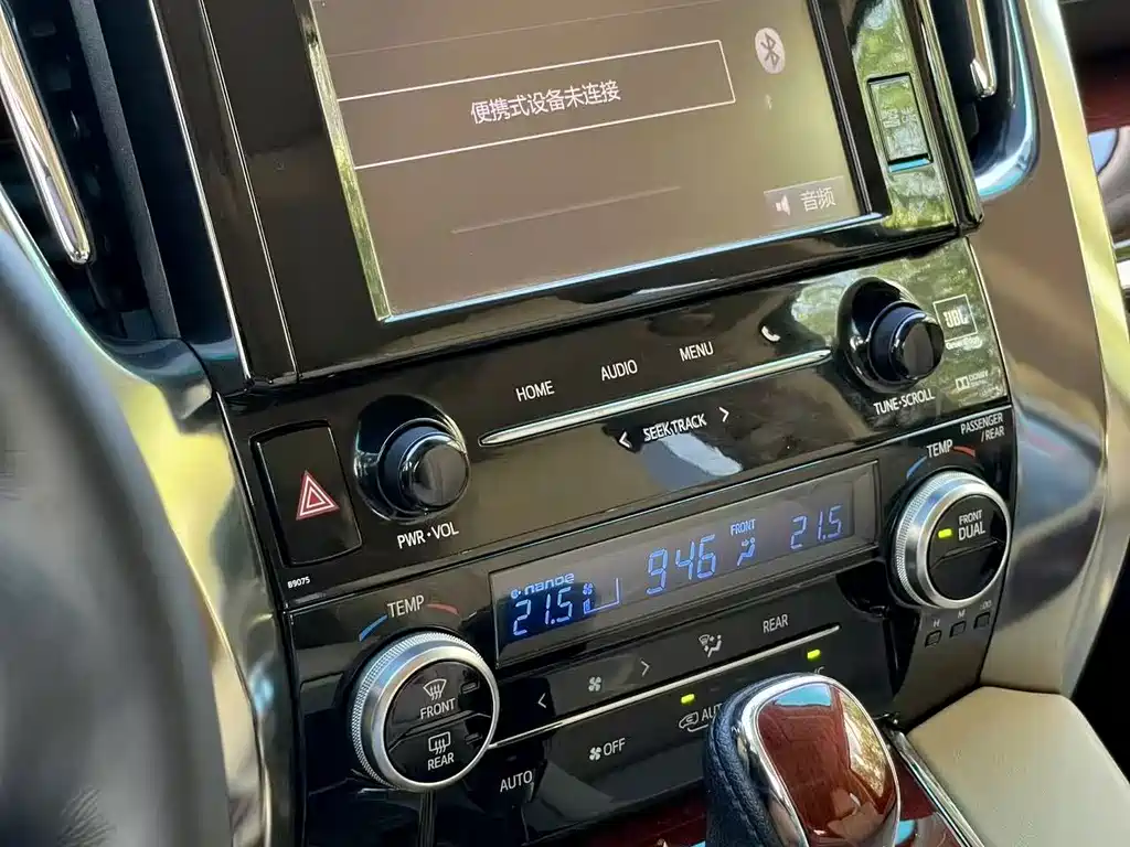 Toyota Alphard — миниатюра 6