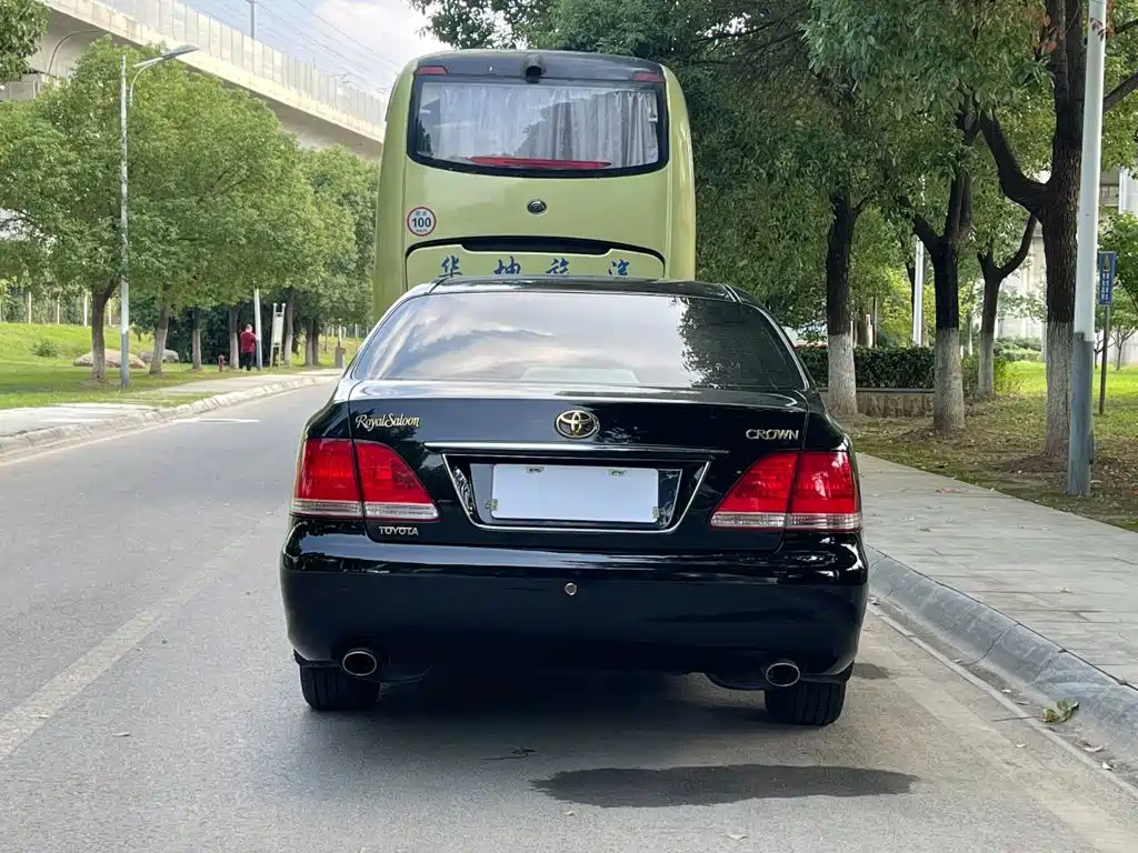 Toyota Crown — миниатюра 7