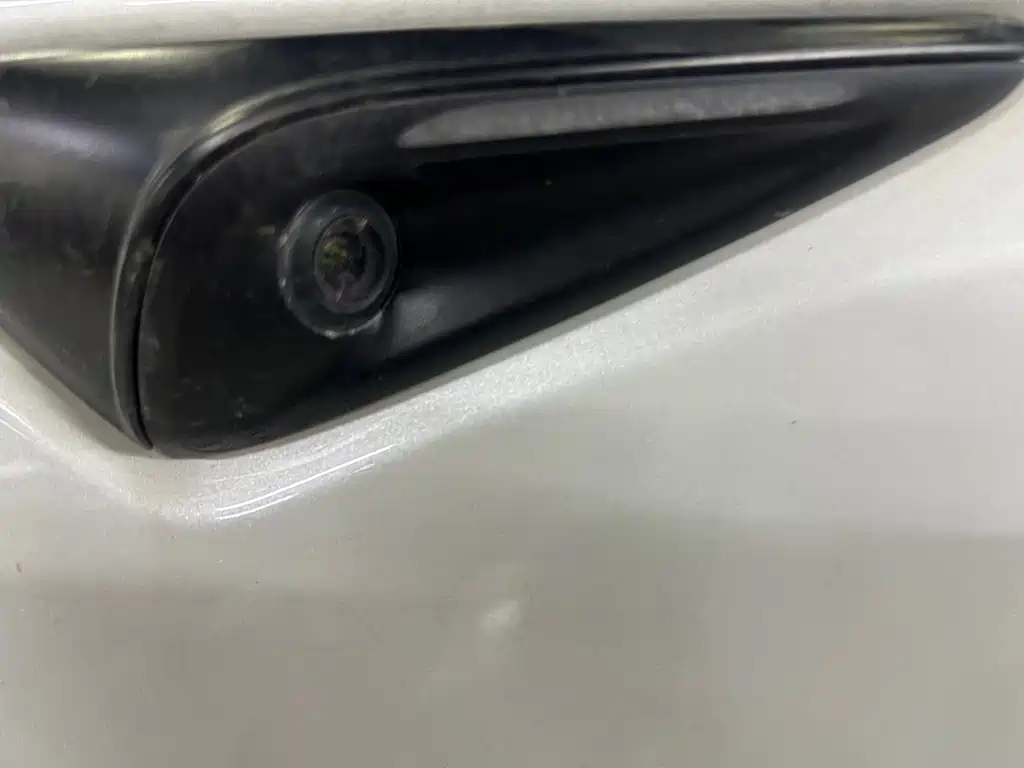 Tesla Model Y — миниатюра 12