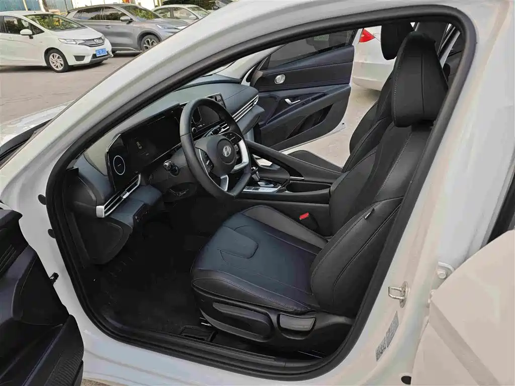Hyundai Elantra — миниатюра 6
