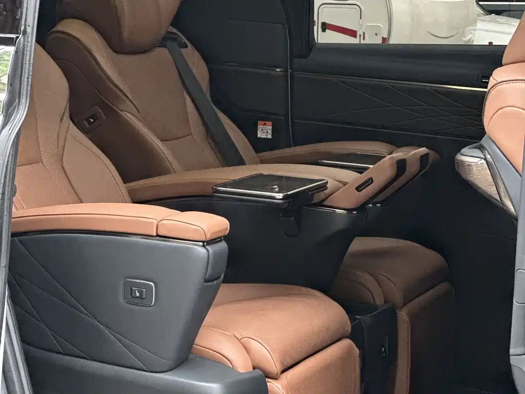 Toyota Alphard — миниатюра 13
