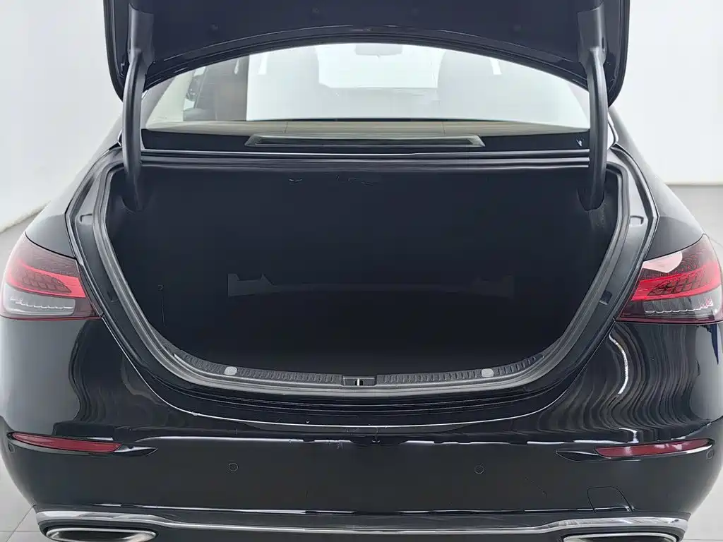 Mercedes-Benz E-Class — миниатюра 16