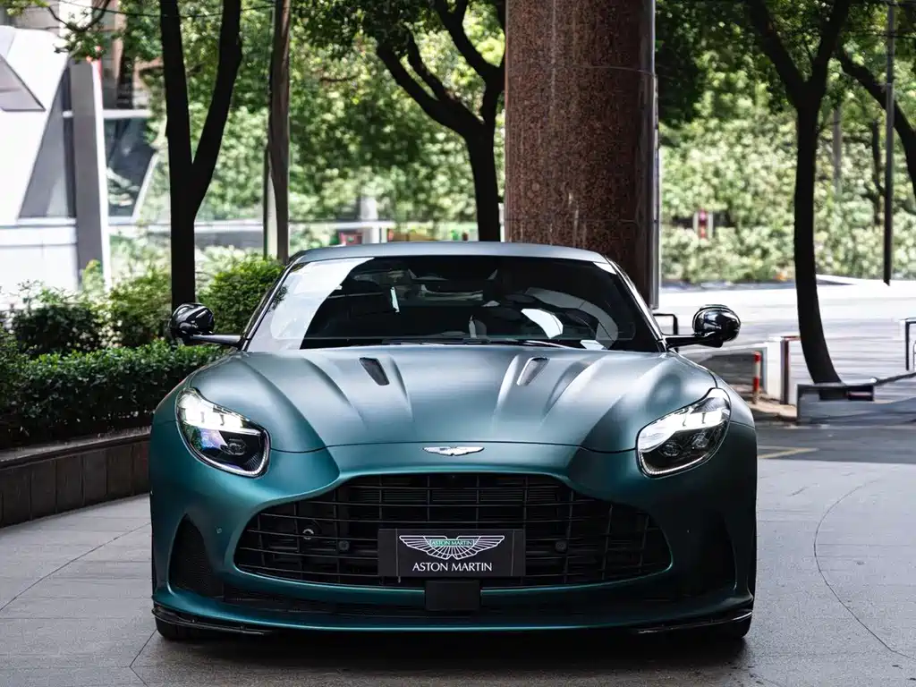 Aston Martin DB12 — миниатюра 2