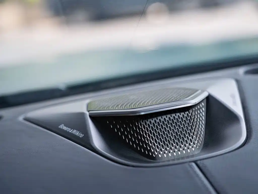Aston Martin DB12 — миниатюра 18