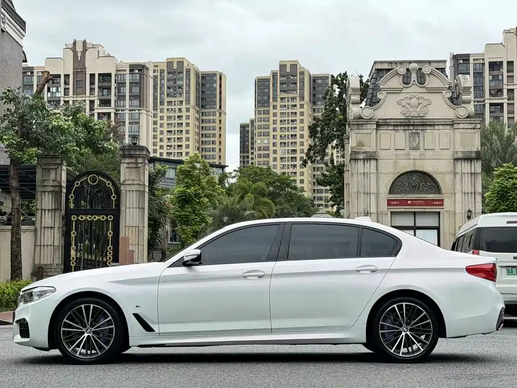 BMW 5 Series — миниатюра 4