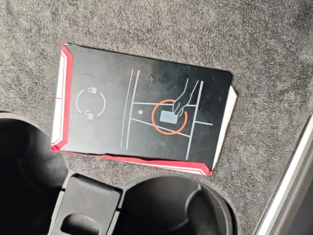 Tesla Model Y — миниатюра 9