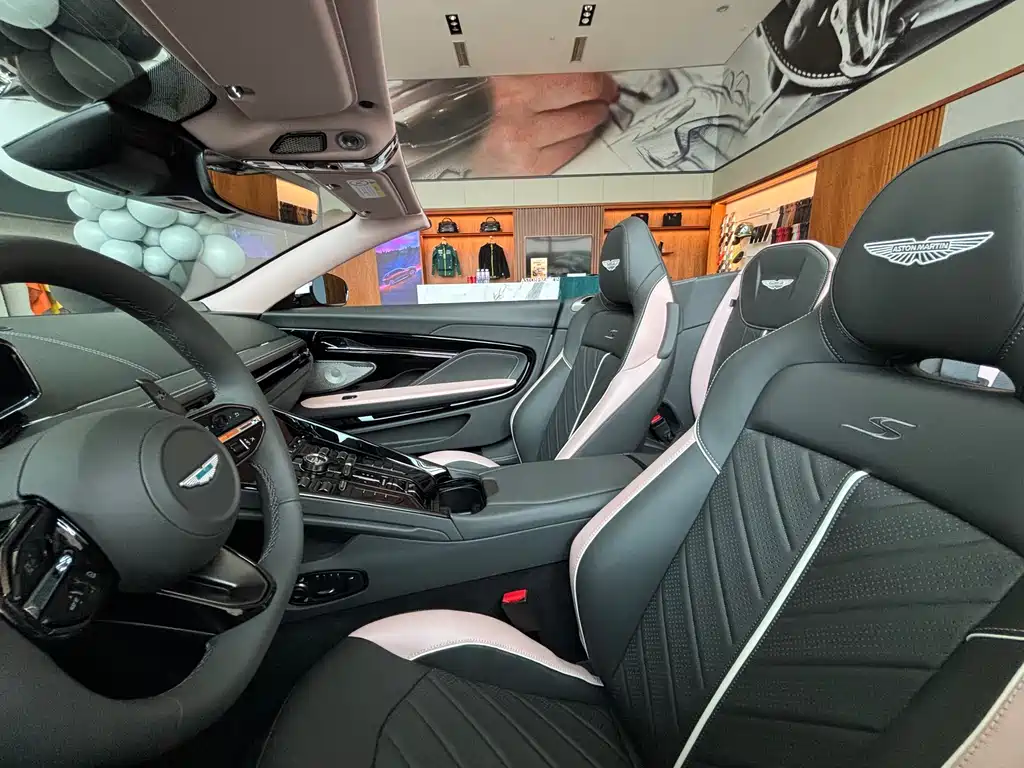 Aston Martin DB12 — миниатюра 20