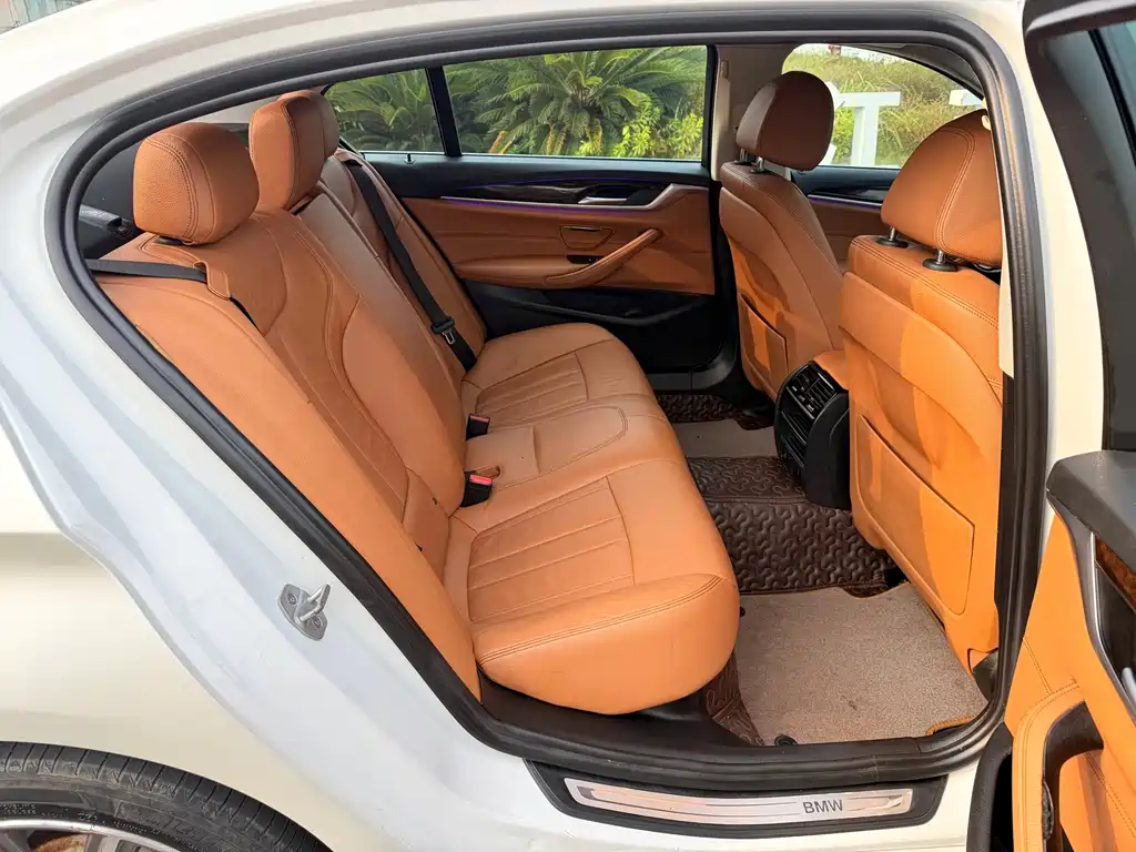 BMW 5 Series — миниатюра 13