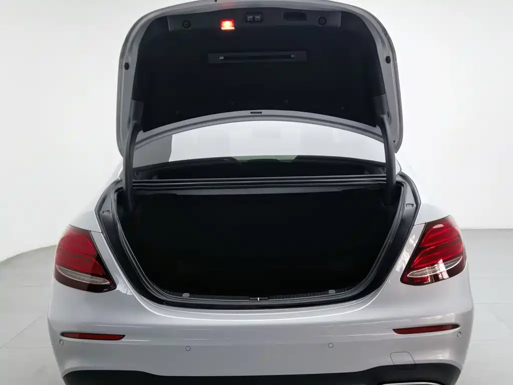 Mercedes-Benz E-Class — миниатюра 16