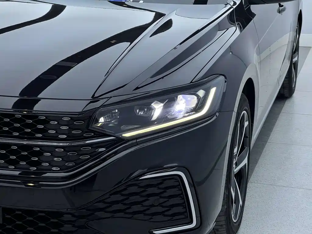 Volkswagen Passat 2026 380TSI
