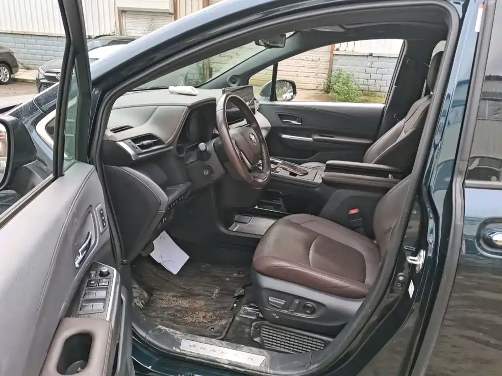 Toyota Granvia — миниатюра 5