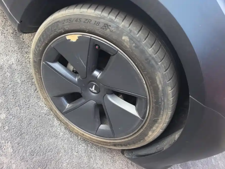 Tesla Model 3 — миниатюра 6