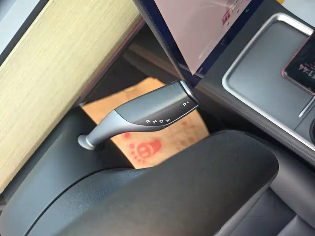 Tesla Model Y — миниатюра 14