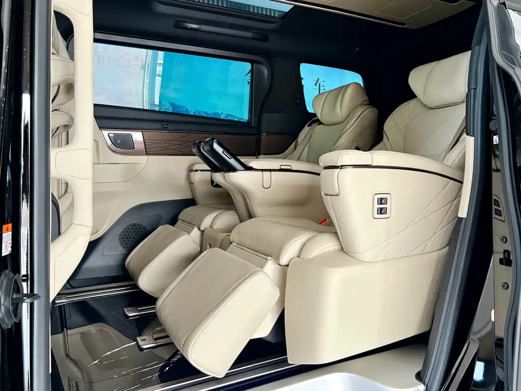 Toyota Alphard — миниатюра 10